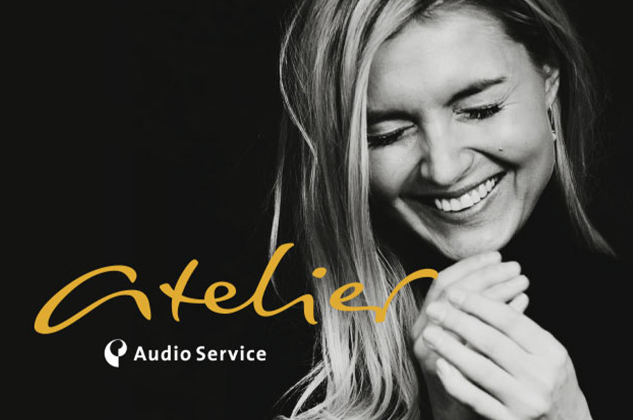 schwarz-weiß-Fotografie einer lachenden Frau mit langen blonden Haaren und den Worten atelier - Audio Service
